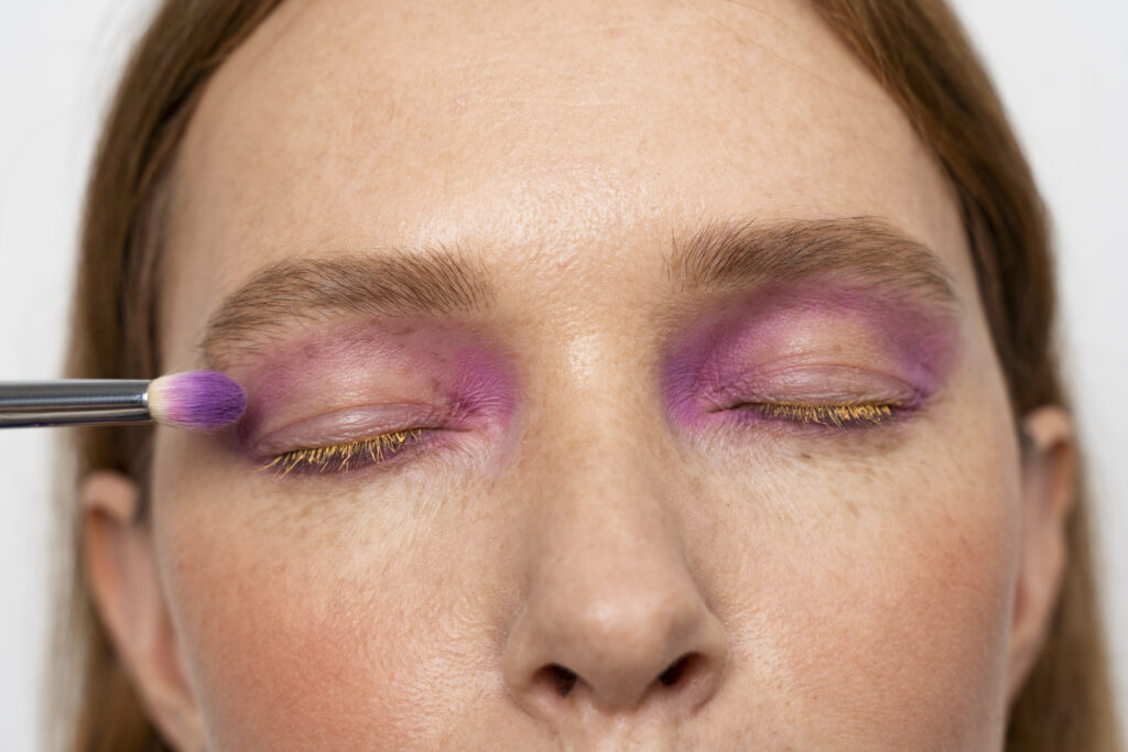 Excesso de pele na pálpebra afetando a maquiagem dos olhos