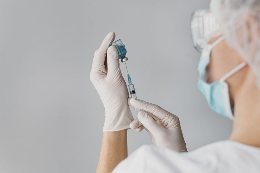 Anestesia na blefaroplastia sendo preparada por profissional de saúde